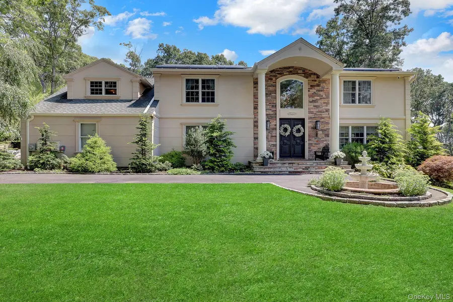 4 Jason CT, Dix Hills, NY 11746