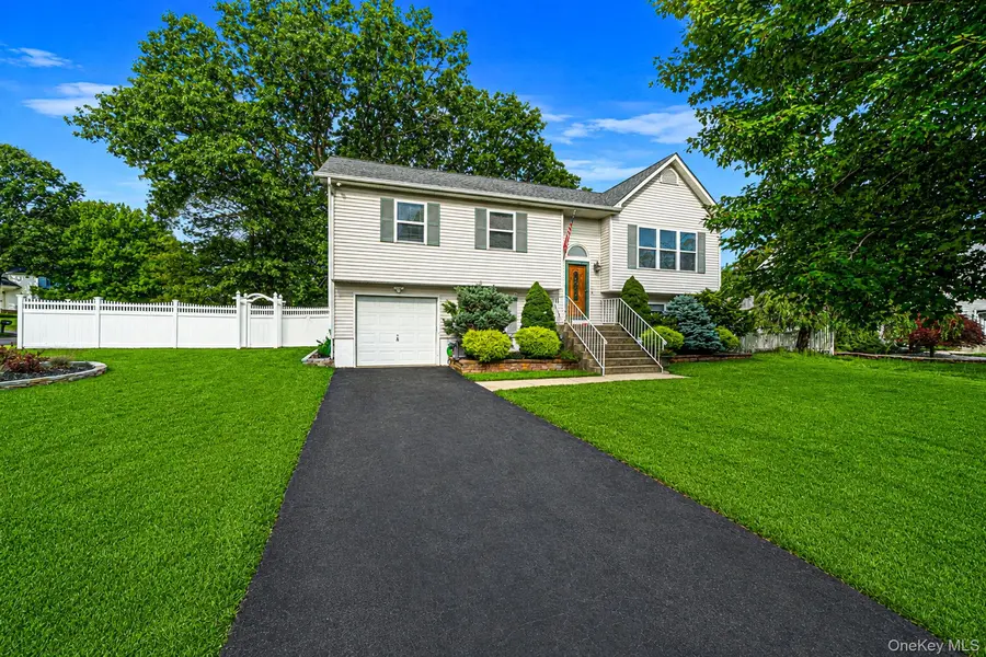 20 Nicole LN, Coram, NY 11727