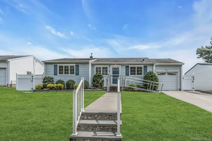 8 Gerhard RD, Plainview, NY 11803