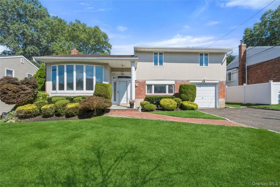 19 Jody LN, Plainview, NY 11803