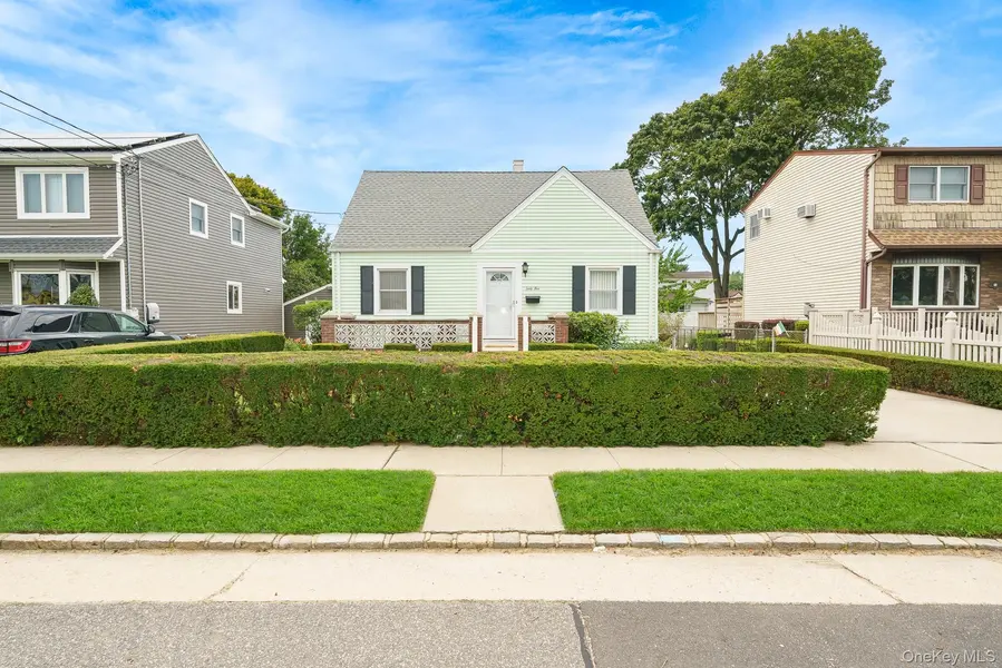 65 5th ST, Garden City Park, NY 11040
