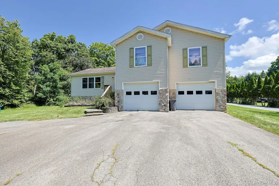 96 Velie RD, Lagrangeville, NY 12540