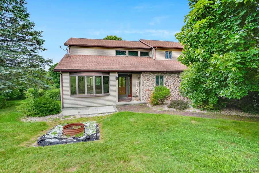 27 Patricia DR, Pleasant Valley, NY 12569