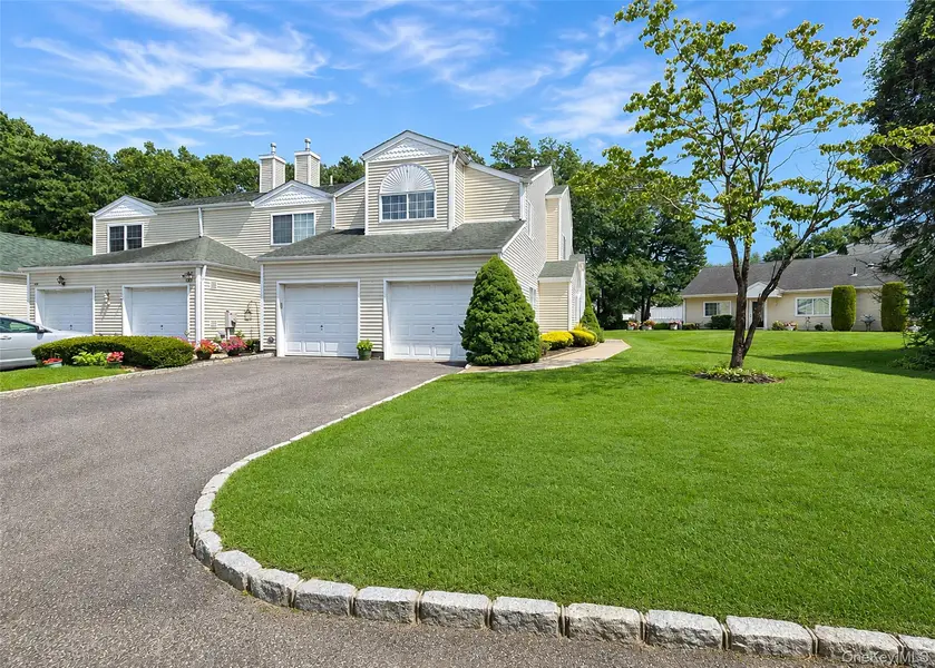 333 Prairie CT, Manorville, NY 11949