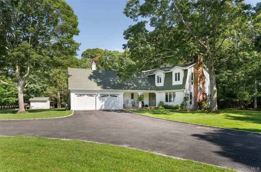 21 Bay AVE, Hampton Bays, NY 11946
