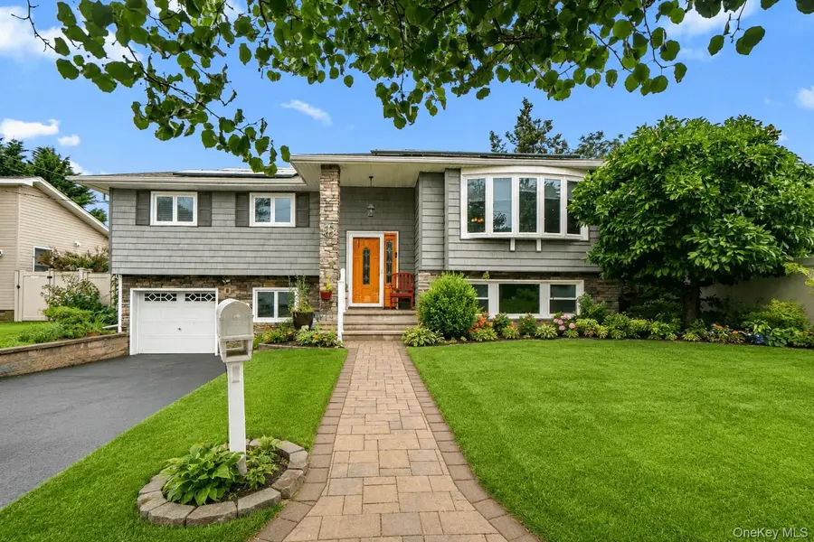 2440 Wallen LN, Bellmore, NY 11710