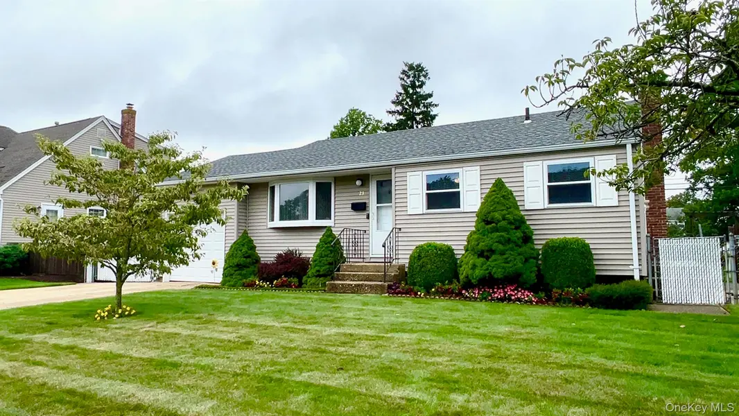 23 Franklin ST, Islip, NY 11751