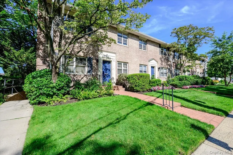 2 N Lewis PL #1.4B, Rockville Centre, NY 11570