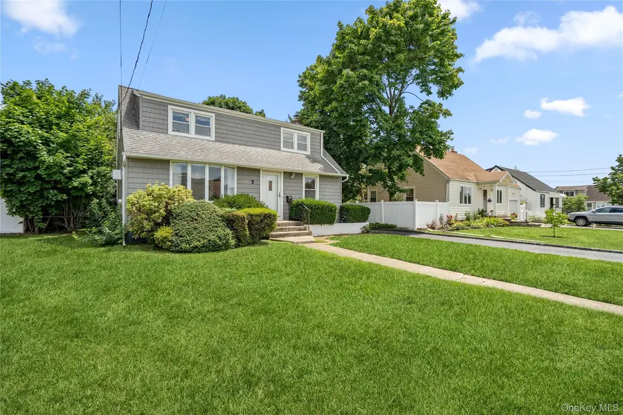 5 Center CT, Bethpage, NY 11714