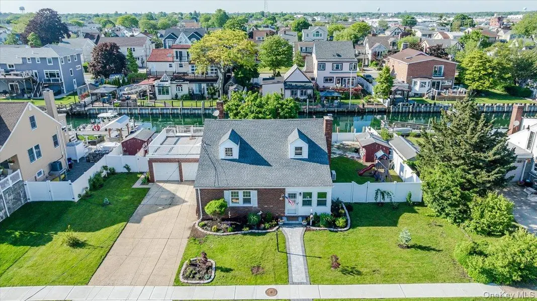 48 W 3rd ST, Freeport, NY 11520
