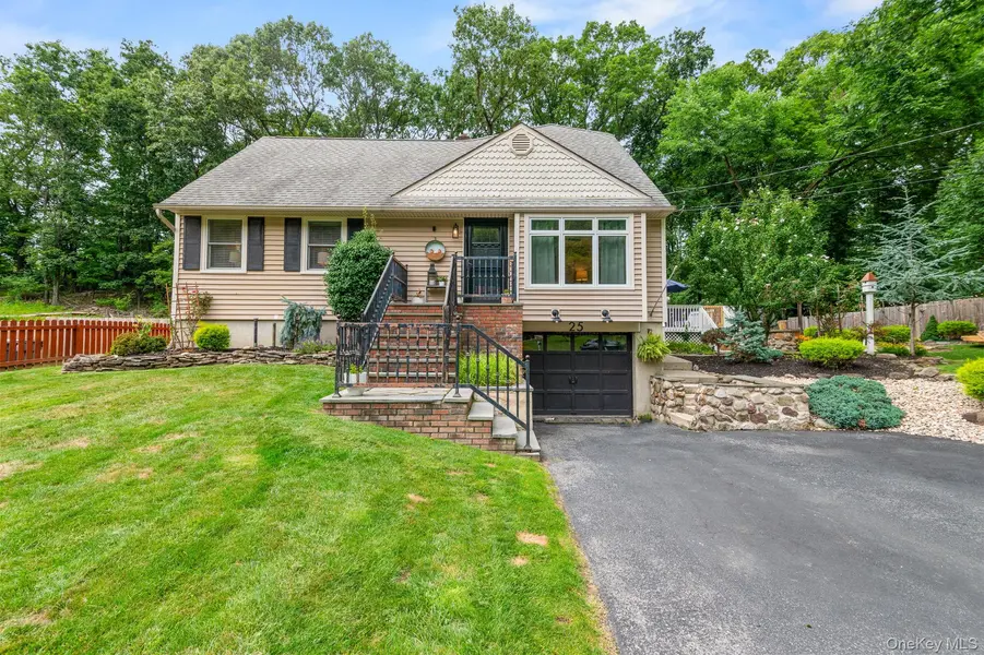 25 Birchwood DR, Highland Mills, NY 10930