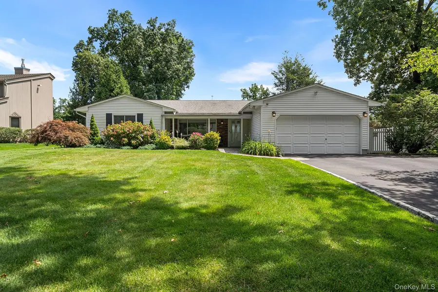 11 Pimlico DR, Commack, NY 11725