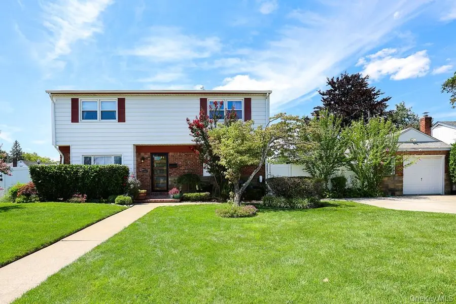 844 Hemlock ST, Franklin Square, NY 11010