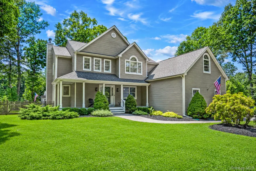 15 Cedar LN, East Patchogue, NY 11772
