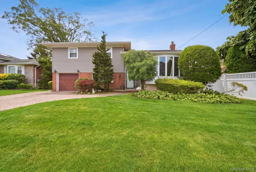 826 Beckman DR, North Bellmore, NY 11710