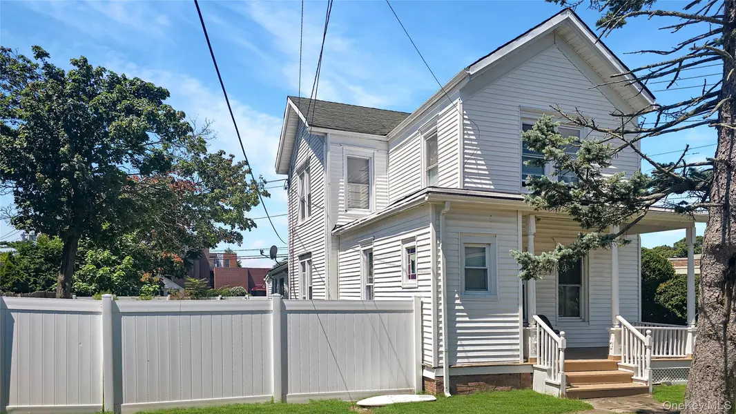 76 Oak ST, Patchogue, NY 11772