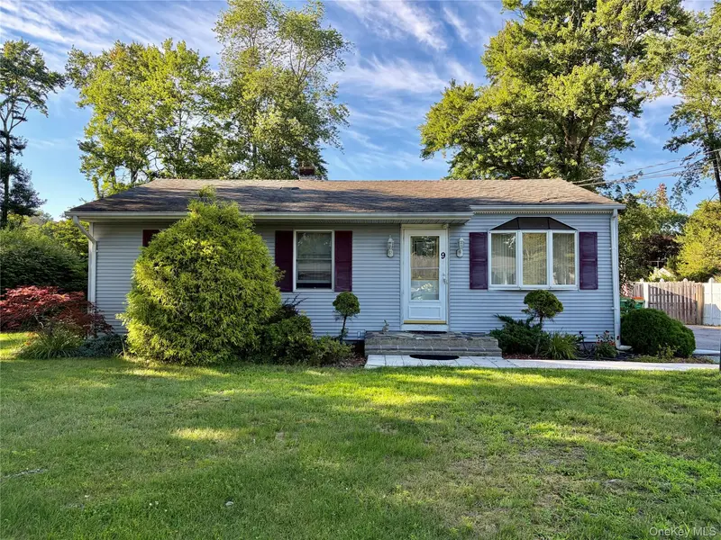 9 Ash LN, Hyde Park, NY 12538