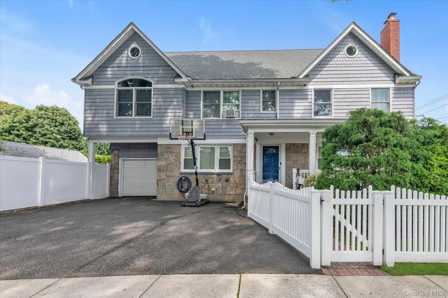 1 Windsor PL, Lynbrook, NY 11563