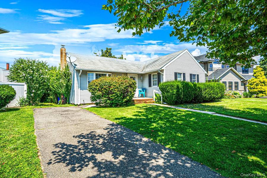 1 Bradish LN, Babylon, NY 11702