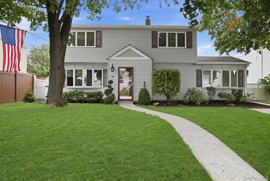 14 Crest LN, Levittown, NY 11756