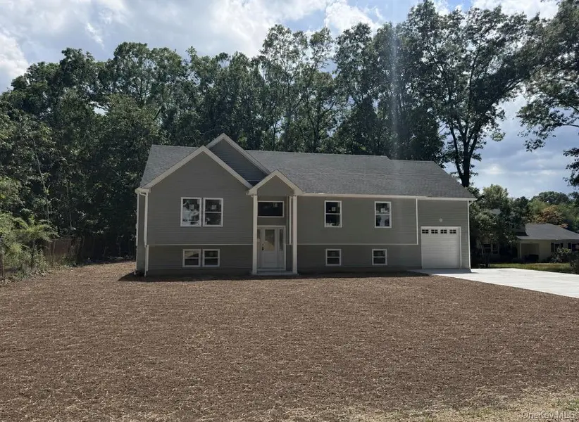 6 Scout TRL, Ridge, NY 11961