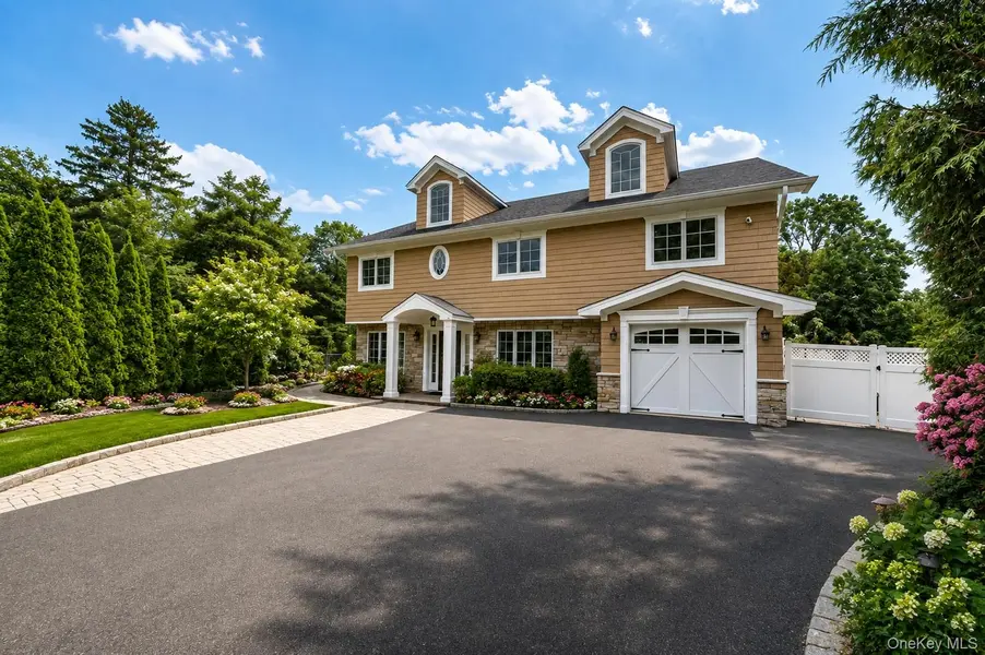 70 Nursery ST, Locust Valley, NY 11560