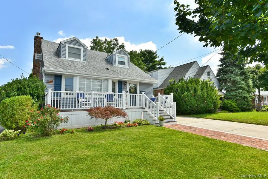 374 Andrews RD, Mineola, NY 11501