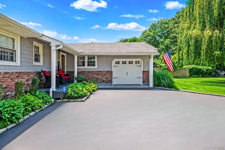 15 Locksley LN, Nesconset, NY 11767