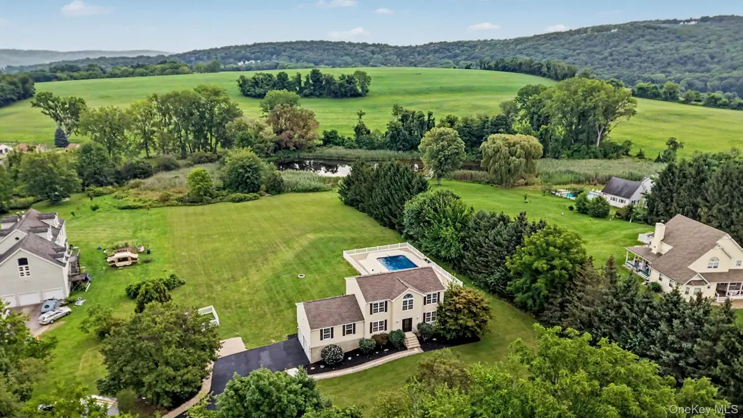 14 Storm DR, Poughquag, NY 12570