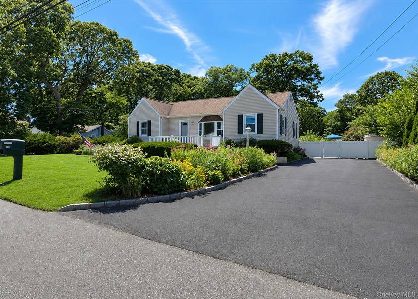 102 Magnolia DR, Selden, NY 11784