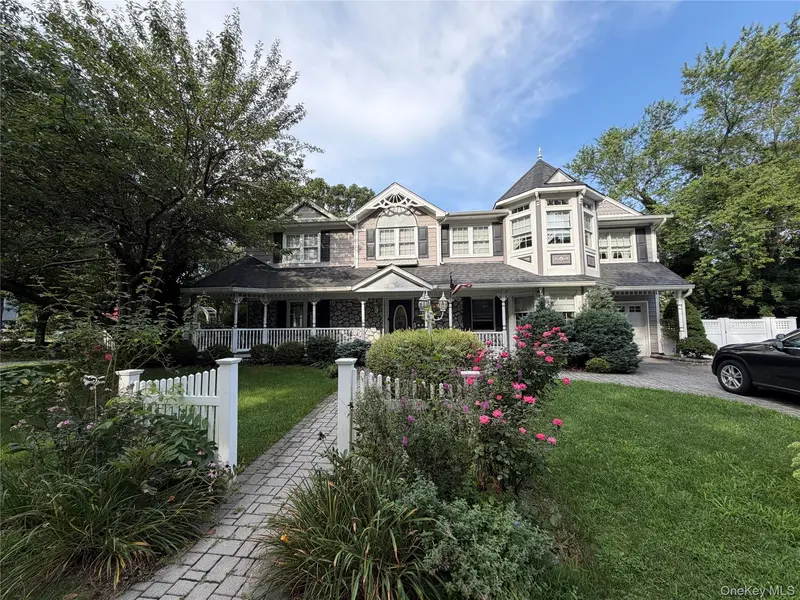 24 Arlington AVE, Smithtown, NY 11780