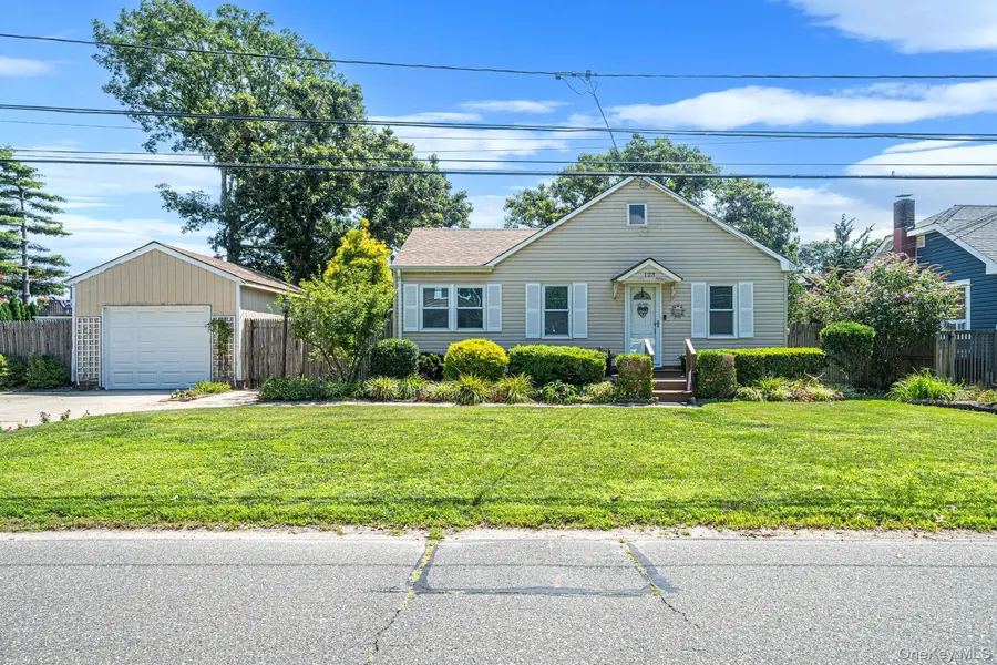 123 Clinton AVE, Patchogue, NY 11772