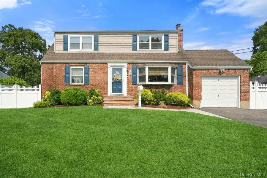 344 N Ontario AVE, Lindenhurst, NY 11757