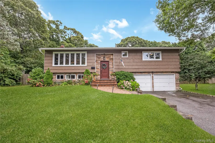 27 Baywood LN, Bayport, NY 11705