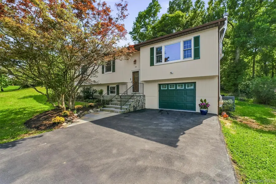 24 Bell Air LN, Wappingers Falls, NY 12590