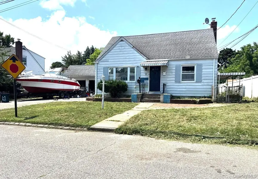11 Stevens PL, Huntington Station, NY 11746