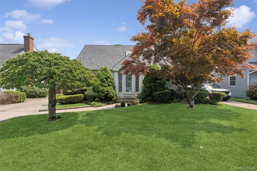 22 Briarcliff DR, North Merrick, NY 11566