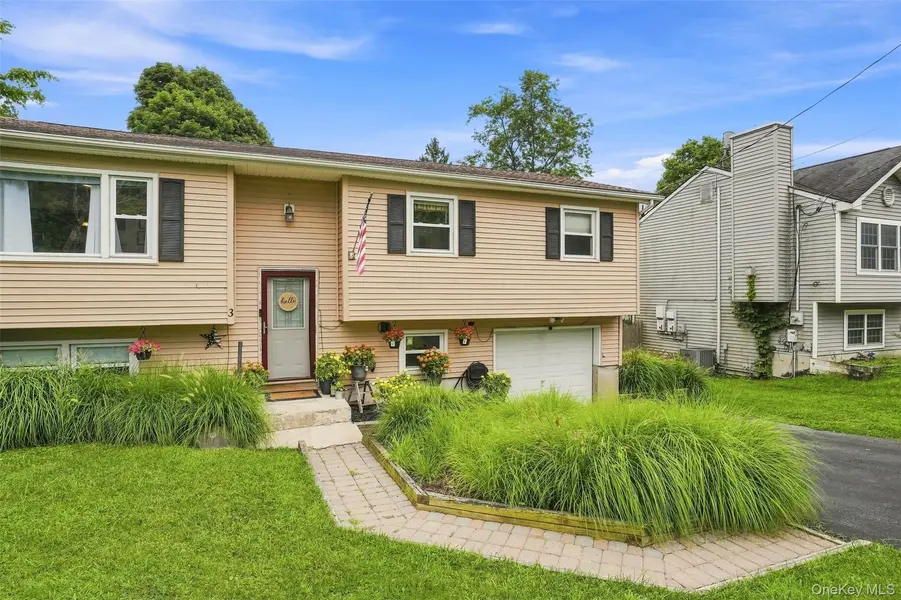3 Edmunds LN, Walden, NY 12586