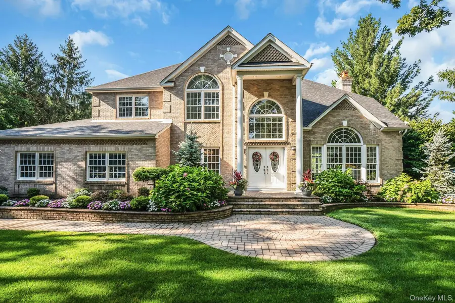1 Weeping Cherry LN, Commack, NY 11725