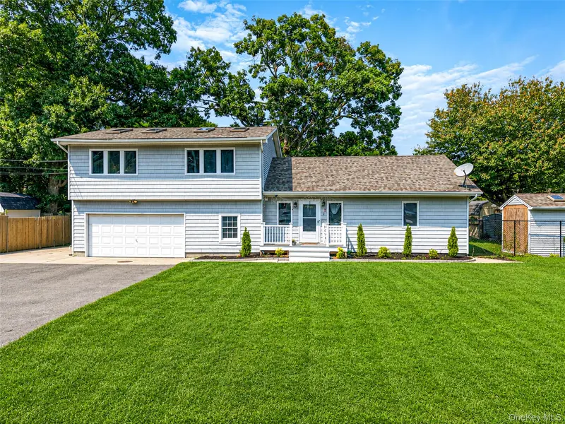 5 Sinclair ST, Mastic, NY 11950