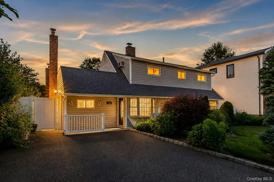 34 Hedge LN, Westbury, NY 11590