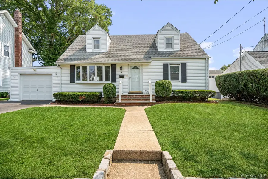 5 Mayfair LN, Hicksville, NY 11801