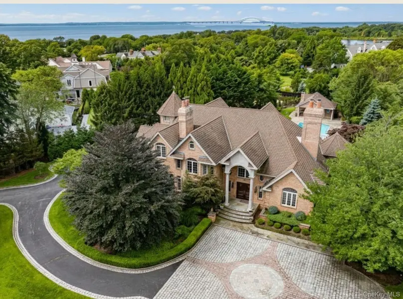 26 The Helm, East Islip, NY 11730