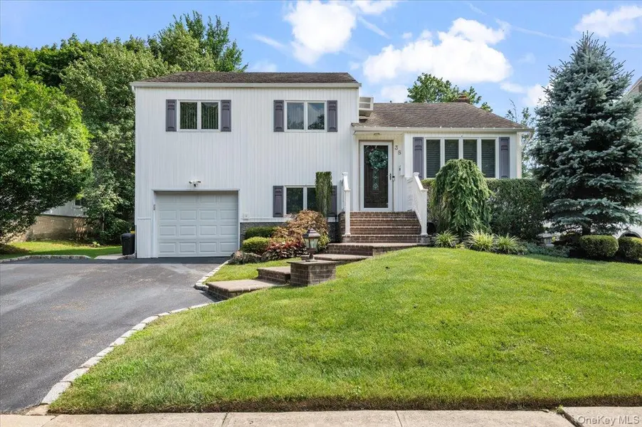 38 Briarwood LN, Plainview, NY 11803