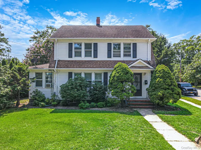 41 Prospect PL, Riverhead, NY 11901