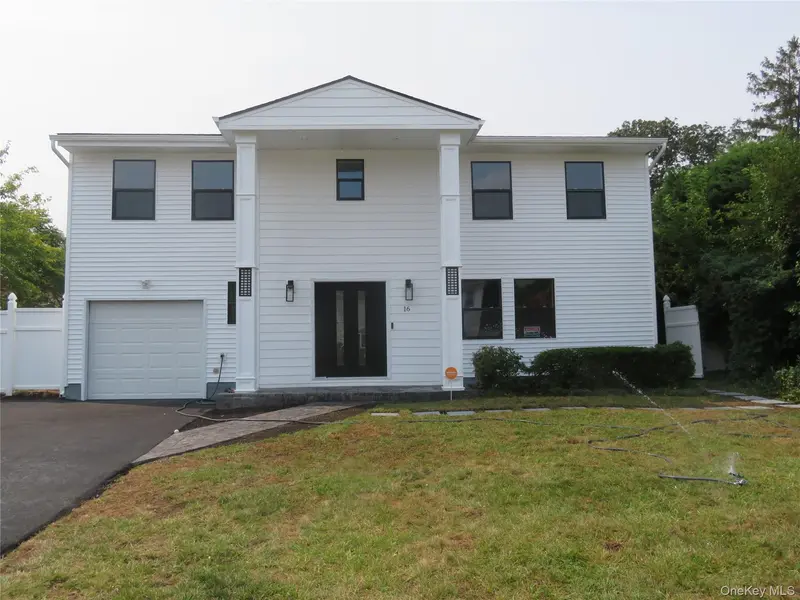 16 Sunshine LN, Amityville, NY 11701