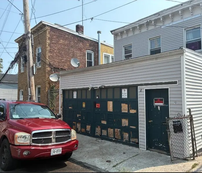 2 Ritters LN, Yonkers, NY 10703