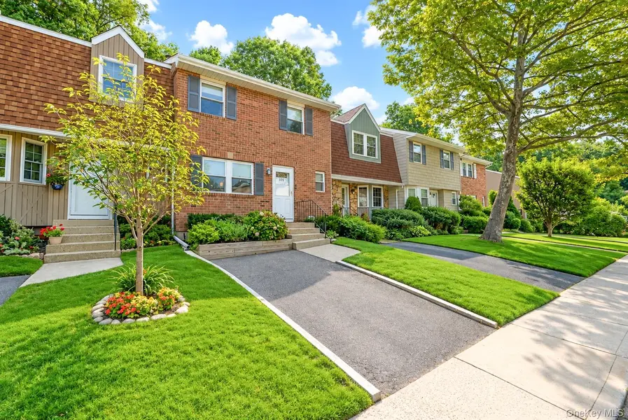 115 Woody LN, Woodbury, NY 11797
