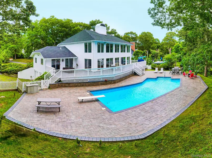 19 Bay Woods DR, Hampton Bays, NY 11946