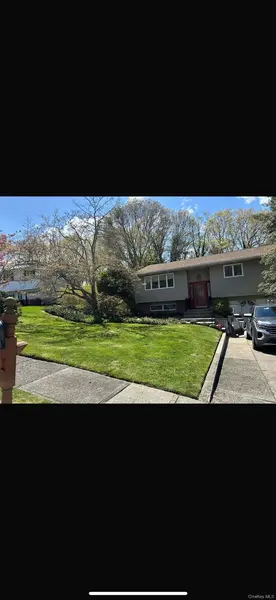18 Greenwich RD, Smithtown, NY 11787